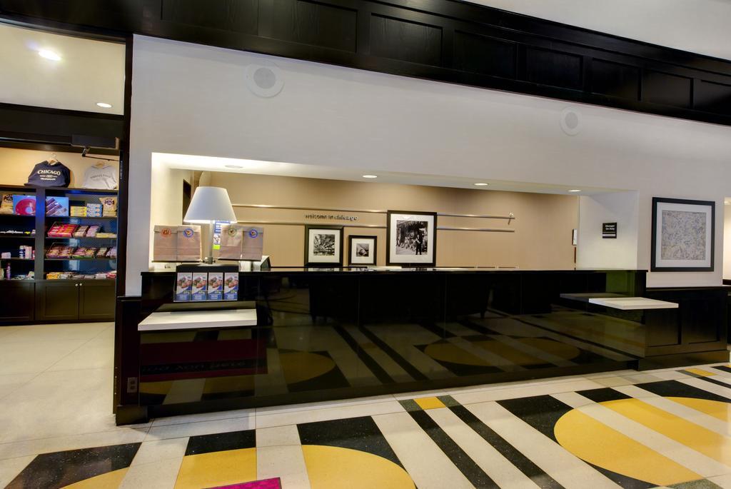 Hampton Inn & Suites Chicago-Downtown Екстериор снимка